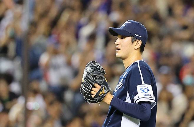 13일 오후 대만 타이베이돔에서 열린 2024 세계야구소프트볼연맹(WBSC) 프리미어12 2024 B조 조별리그 대한민국과 대만의 경기. 2회말 2사 만루에서 대만 천천웨이에게 만루포를 허용한 한국 선발 고영표가 아쉬워하고 있다. 사진 | 타이베이=연합뉴스