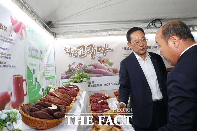 명현관 해남군수가 이성옥 해남군의회 의장과 함께 해남미남축제 고구마 전시관을 찾았다./해남군