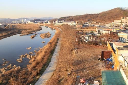 용인시 처인구 모현읍 일대 경안천. 환경부는 그동안 군사시설보호구역으로 묶여 이중규제를 받던 용인시 처인구 경안천변 3728㎢를 수변구역에서 해제했다. 용인시 제공