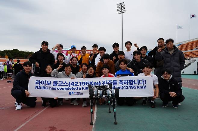 42.195m 마라톤 완주한 4족 보행 로봇 ‘라이보2′와 관계자들이 기념촬영을 하고 있다. /카이스트