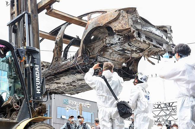 지난 8월 8일 오전 인천 서구의 한 정비소에서 같은 달 1일 청라 아파트 지하주차장에서 발생한 화재로 전소된 전기차가 2차 합동감식을 받기 위해 지게차에 실려 정비소 내부로 향하고 있다. 이날 합동감식이 진행된 정비소에는 벤츠 측 관계자들도 찾아와 감식을 참관했다. /뉴스1