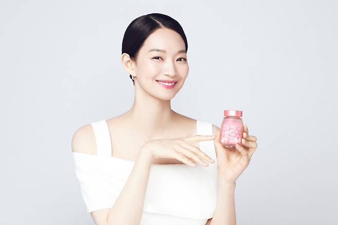 농심은 라이필 더마 콜라겐 모델로 신민아를 내세웠다. /농심 제공
