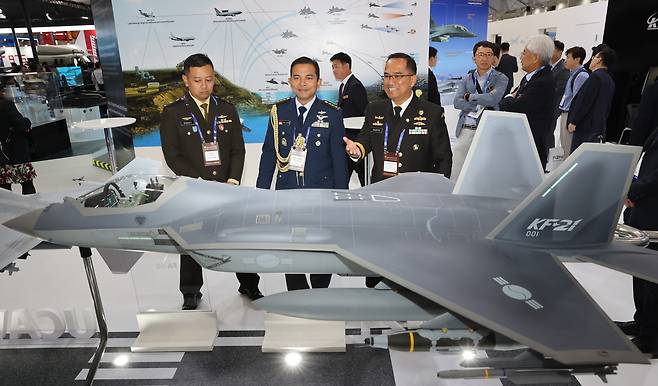 10월 2일 충남 계룡대에서 열린 '대한민국 국제방위산업전시회(KADEX)'에서 관람객들이 KAI 부스에서 KF-21을 살펴보고 있다./뉴스1