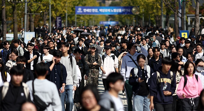 10월12일 연세대학교 2025학년도 수시모집 논술시험을 마친 수험생들이 고사장을 나서고 있다. ⓒ연합뉴스