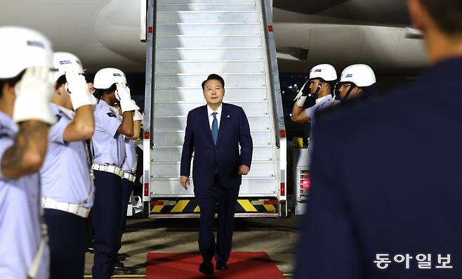 주요 20개국(G20) 정상회의에 참석하는 윤석열 대통령이 17일(현지시간) 브라질 리우데자네이루 갈레앙 공군기지에 도착해 도열병의 경례를 받고 있다. 송은석 기자 silverstone@donga.com