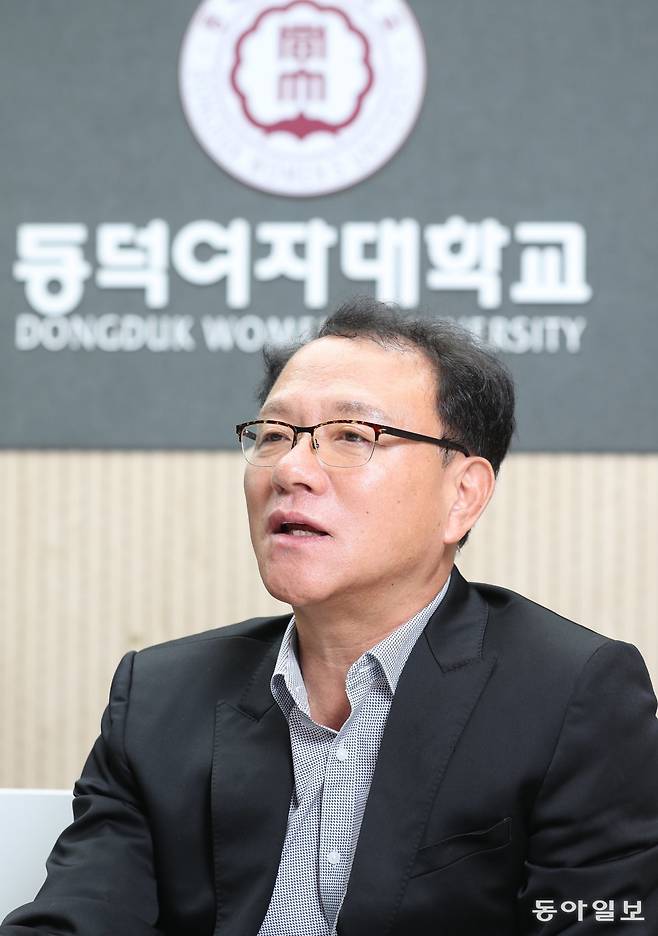 이민주 동덕여자대학교 교무처장(대학비전혁신추진단장)이 15일 오전 본보와 인터뷰를 갖고 최근 불거진 학생들의 ‘남녀공학 전환 반대’ 논란에 대한 학교측 입장을 밝히고 있다. 변영욱 기자 cut@donga.com