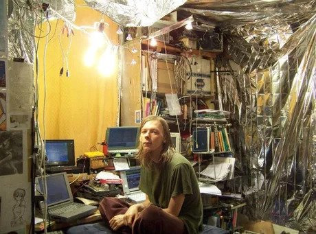 Gottfrid Svartholm, one of the co-founders of The Pirate Bay website, at his workstation.webp.ren.jpg 세계 최대 토렌트 사이트 공동 창업자 고트프리드 스바르톨름