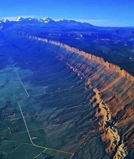 Aerial View of Porcupine Rim, Castle Valley and La Sal Mountains, Utah.webp.ren.jpg 미국 유타 주에 있는 천연 만리장성