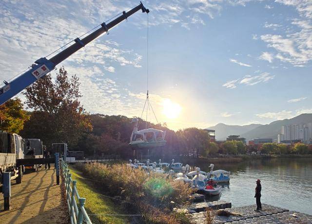 대구 수성못의 명물 오리배가 지난 14일 철거되고 있다. 전준호 기자