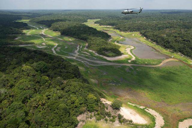 조 바이든 미국 대통령이 17일 주요 20개국(G20) 정상회의 참석차 브라질 리우데자네이루로 향하기 전 마나우스를 방문한 가운데 대통령 전용헬기 '마린 원'이 극심한 가뭄으로 강바닥이 드러난 아마존 상공을 비행하고 있다. 바이든 대통령은 현직 미국 대통령으로는 처음으로 브라질 아마존 열대우림을 방문해 매년 11월 17일을 '국제 보존의 날'로 지정하는 포고문에 서명하고 미국의 아마존 생태계 보호를 위한 추가 자금을 약속했다. 마나우스=AFP 연합뉴스