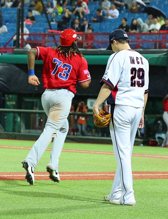 <yonhap photo-4147="">16일 오후 대만 타이베이 톈무야구장에서 열린 세계야구소프트볼연맹(WBSC) 프리미어12 2024 B조 조별리그 대한민국과 도미니카공화국의 경기.4회초 무사 2루에서 아리스멘디 알칸타라에게 투런포를 허용한 임찬규가 아쉬워하고 있다. [연합뉴스]</yonhap>