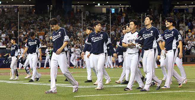 <yonhap photo-5355=""> 일본에 패한 대한민국 (타이베이=연합뉴스) 한종찬 기자 = 15일 오후 대만 타이베이돔에서 열린 세계야구소프트볼연맹(WBSC) 프리미어12 2024 B조 조별리그 대한민국과 일본의 경기. 6-3으로 일본에 패한 대한민국 선수들이 아쉬워하고 있다. 2024.11.15 saba@yna.co.kr/2024-11-15 22:46:25/ <저작권자 ⓒ 1980-2024 ㈜연합뉴스. 무단 전재 재배포 금지, AI 학습 및 활용 금지></yonhap>