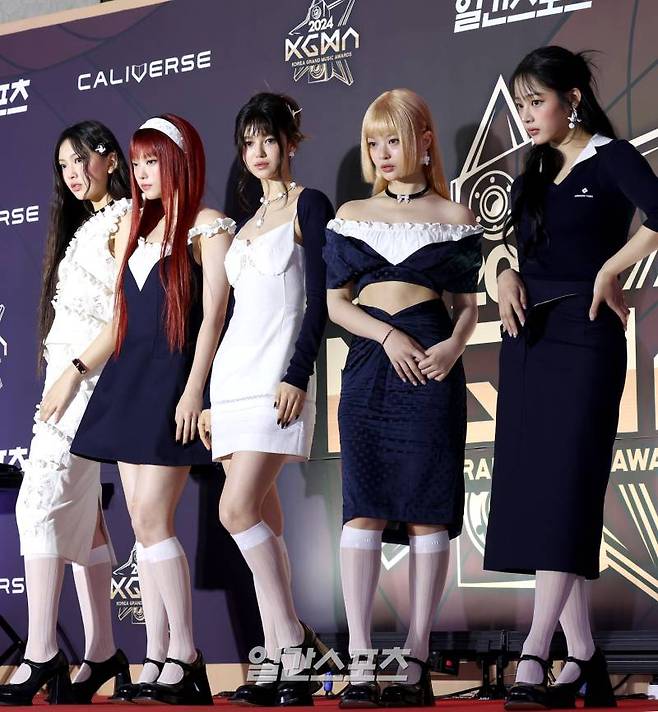 [2024 KGMA] 그룹 뉴진스가 16일 인천 중구 운서동 인스파이어 아레나에서 열린 '2024 코리아그랜드뮤직어워즈(KGMA)' 첫째날 아티스트데이 레드카펫 행사에 참석해 포토월에서 포즈를 취하고 있다. 일간스포츠(이데일리M)가 주최하고 KGMA 조직위원회가 주관하는 '2024 KGMA'는 올해 창간 55주년을 맞은 일간스포츠가 대한민국 대중음악계에 새로운 패러다임을 제시하기 위해 새롭게 개최하는 시상식으로 16, 17일 이틀간 펼쳐진다. 영종도(인천)=KGMA특별취재반 /2024.11.16/