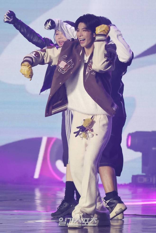 [2024 KGMA] 정동원(JD1)이 16일 인천 중구 운서동 인스파이어 아레나에서 열린 '2024 코리아그랜드뮤직어워즈(KGMA)' 첫째날 아티스트데이에서 ‘고리’로 화려한 무대를 꾸미고 있다. 일간스포츠(이데일리M)가 주최하고 KGMA 조직위원회가 주관하는 '2024 KGMA'는 올해 창간 55주년을 맞은 일간스포츠가 대한민국 대중음악계에 새로운 패러다임을 제시하기 위해 새롭게 개최하는 시상식으로 16, 17일 이틀간 펼쳐진다. 영종도(인천)=KGMA특별취재반 /2024.11.16/