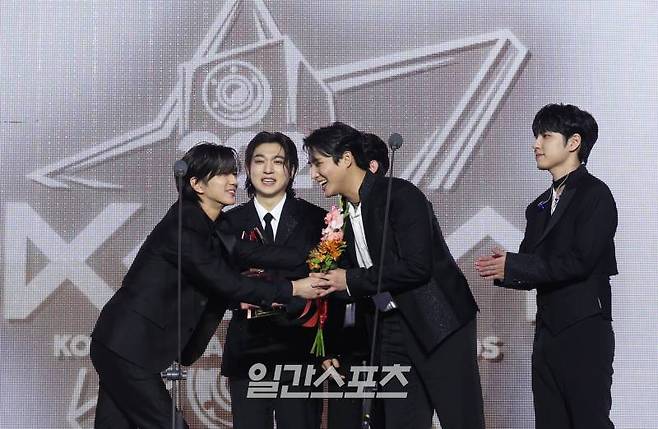 [2024 KGMA] 밴드그룹 데이식스가 17일 인천 중구 운서동 인스파이어 아레나에서 열린 '2024 코리아그랜드뮤직어워즈(KGMA)' 둘째날 송 데이에서 그랜드 퍼포머상을 수상했다. 일간스포츠(이데일리M)가 주최하고 KGMA 조직위원회가 주관하는 '2024 KGMA'는 올해 창간 55주년을 맞은 일간스포츠가 대한민국 대중음악계에 새로운 패러다임을 제시하기 위해 새롭게 개최하는 시상식으로 16, 17일 이틀간 펼쳐졌다. 영종도(인천)=KGMA특별취재반 /2024.11.17/