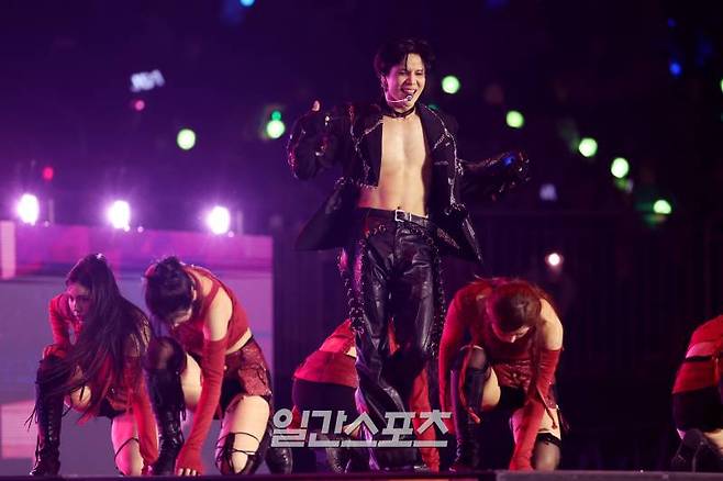 [2024 KGMA] 태민이 16일 인천 중구 운서동 인스파이어 아레나에서 열린 '2024 코리아그랜드뮤직어워즈(KGMA)' 첫째날 아티스트데이에서 ‘Heaven’으로 화려한 무대를 꾸미고 있다. 일간스포츠(이데일리M)가 주최하고 KGMA 조직위원회가 주관하는 '2024 KGMA'는 올해 창간 55주년을 맞은 일간스포츠가 대한민국 대중음악계에 새로운 패러다임을 제시하기 위해 새롭게 개최하는 시상식으로 16, 17일 이틀간 펼쳐진다. 영종도(인천)=KGMA특별취재반 /2024.11.16/