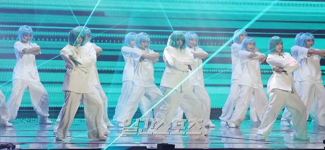 [2024 KGMA] 그룹 (여자)아이들이 16일 인천 중구 운서동 인스파이어 아레나에서 열린 '2024 코리아그랜드뮤직어워즈(KGMA)' 첫째날 아티스트데이에서 ‘클락션’으로 화려한 무대를 꾸미고 있다. 일간스포츠(이데일리M)가 주최하고 KGMA 조직위원회가 주관하는 '2024 KGMA'는 올해 창간 55주년을 맞은 일간스포츠가 대한민국 대중음악계에 새로운 패러다임을 제시하기 위해 새롭게 개최하는 시상식으로 16, 17일 이틀간 펼쳐진다. 영종도(인천)=KGMA특별취재반 /2024.11.16/