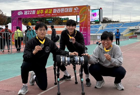 라이보2와 KAIST 기계공학과 공동 제1저자 학생들. 이충인 박사과정, 염동훈 박사과정, 박정수 박사과정( (왼쪽부터). [사진=KAIST]