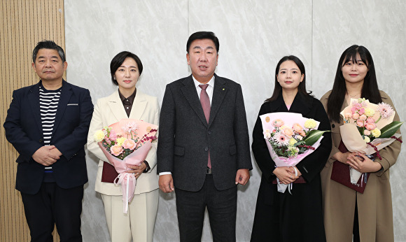 청주시립합창단 신규 단원 위촉식이 18일 시청 임시청사에서 열렸다. 왼쪽부터 이민영 시립합창단 예술감독, 정현정 단원, 이범석 청주시장, 이도희·이예은 단원. [사진=청주시]