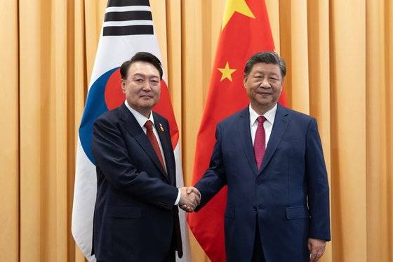 윤석열 대통령이 지난 15일(현지시간) 페루 리마의 한 호텔에서 열린 한·중 정상회담에 앞서 시진핑 중국 국가주석과 악수하고 있다.