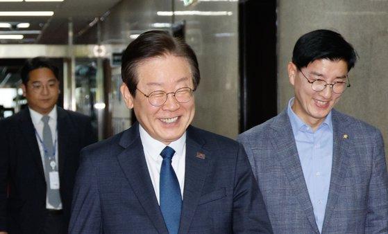 이재명 더불어민주당 대표(가운데), 이해식 비서실장(오른쪽)이 지난 9월 22일 오후 서울 여의도 국회에서 임현택 대한의사협회 회장과 비공개 간담회를 위해 당대표실로 향하고 있다. 뉴스1