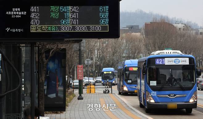 서울 시내 한 버스정류장에서 버스가 운행하고 있다. 경향신문 자료사진