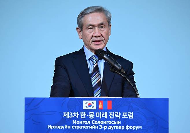 Former Mongolian President Enkhbayar Nambaryn calls for greater regional cooperation and economic diversification during his keynote speech at the third Korea-Mongolia Future Strategy Forum in Busan. (Im Se-jun/The Korea Herald)