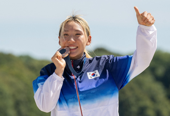 Korea's Seong Seung-min celebrates winning gold at the 2024 Paris Olympics in Paris on Aug. 11, 2024.  [JOINT PRESS CORPS]