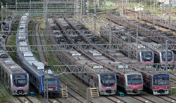 Trains lined up at Guro District, western Seoul, in 2021. [NEWS1]