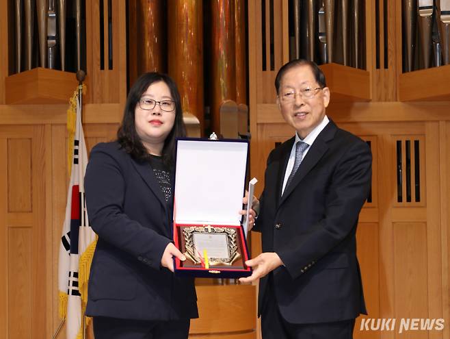 송혜연(왼쪽) 하나로드림교회 목사가 17일 서울 중구 남대문교회에서 조유택 원로목사에게 김선경전도사기념관을 받고 있다. 