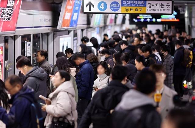 전국철도노동조합의 태업이 시작된 18일 서울역 1호선에서 열차를 기다리는 시민들의 모습. 연합뉴스