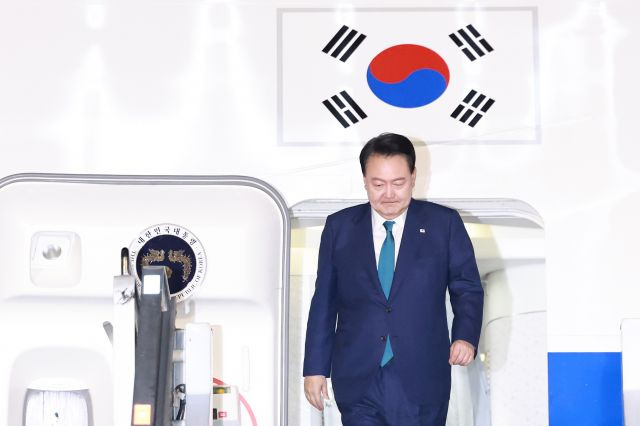 주요 20개국(G20) 정상회의에 참석하는 윤석열 대통령이 17일(현지시간) 브라질 리우데자네이루 갈레앙 공군기지에 도착해 전용기인 공군 1호기에서 내리고 있다. 연합뉴스