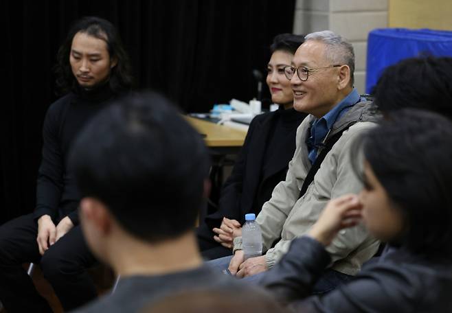 유인촌 문화체육관광부 장관이 16일 서울 중구 국립극단 명동예술극장에서 열린 청년교육단원 최종발표회 연극 '죠죠'를 관람하고 출연진과 함께 간담회를 하고 있다./사진= 문체부