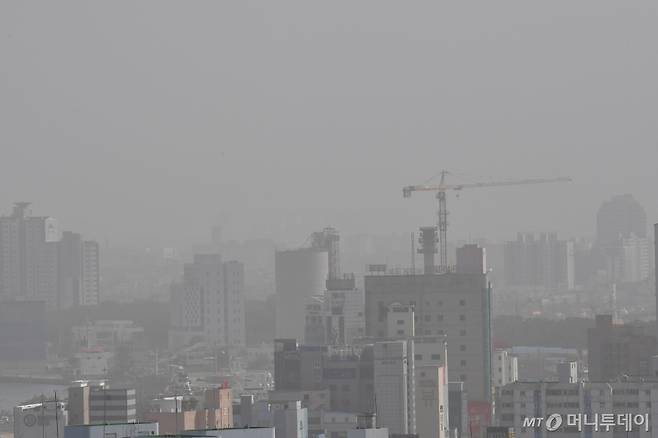 지난 4월 18일 오후 경북 포항시 전역이 희뿌연 미세먼지에 뒤덮여 있다./사진=(포항=뉴스1)