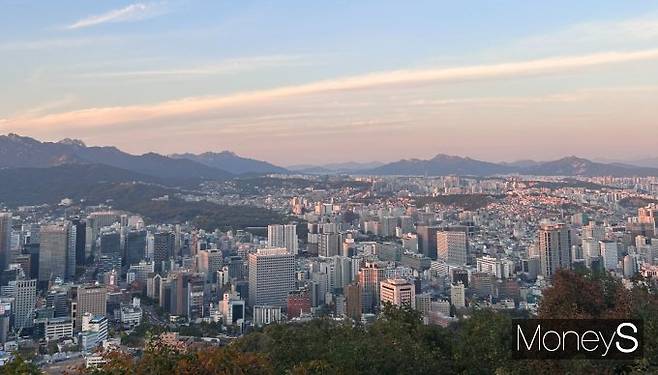 서울 아파트 실거래가 지수가 올해 들어 처음으로 하락했다. 사진은 지난달 26일 서울 중구 남산에서 바라본 아파트. /사진=김유림 기자