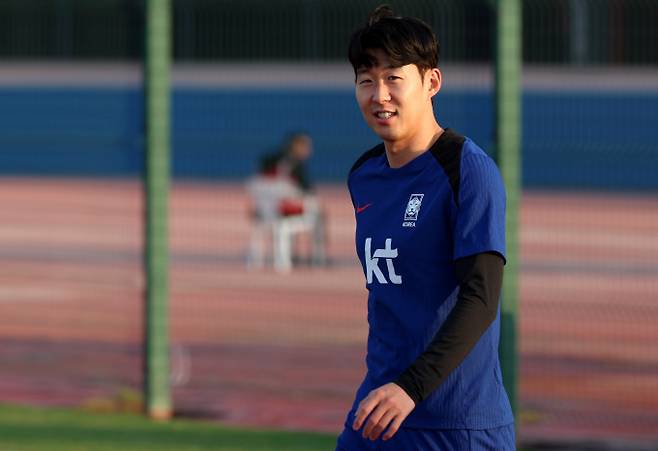 손흥민 한국 축구대표팀 주장이 오는 19일(한국시각) 진행되는 팔레스타인전에서 자신의 한 해 A매치 최다골에 도전한다. 사진은 손흥민이 지난 16일(현지시각) 쿠웨이트 자베르 알아흐마드 국제경기장 인근 보조구장에서 진행된 훈련에 참석한 모습. /사진=뉴시스