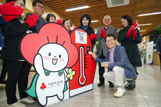 이인근(맨 앞) 동대문구 부구청장이 카드기부 단말기를 시연해보고 있다. 동대문구청 제공