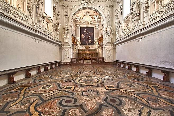 작품을 도난당한 산 로렌초 성당. 원작의 유산을 기리기 위해 팩텀 아르테(Factum Arte)에서 제작한 고품질 복제본이 제단 위에 걸린 모습. [ilgeniodipalermo.com]