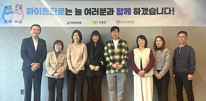 하이트진로는 지난 15일 서울 서초사옥에서 김인규(왼쪽) 대표와 소방공무원 유가족이 참석한 가운데 소방유가족 지원금 전달식을 했다. [하이트진로 제공]