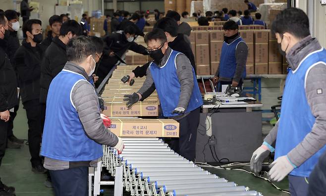 2025학년도 대학수학능력시험일을 사흘 앞둔 11일 세종시 한 인쇄공장에서 수능시험 문답지가 전국 시험지구로 배부되고 있다. [연합]