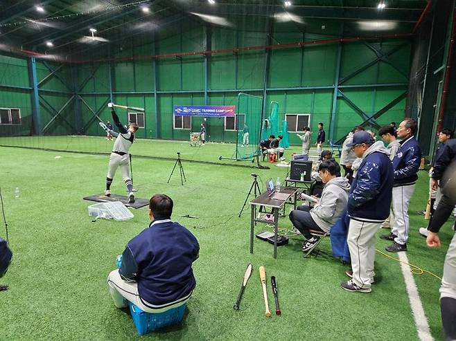 [서울=뉴시스] 한국야구위원회(KBO)가 지난 17일 충북 보은에서 고등학교 2학년 선수들을 대상으로 진행한 '2024 넥스트레벨 트레이닝 6차 캠프를 마무리했다. (사진=KBO 제공) 2024.11.18. *재판매 및 DB 금지