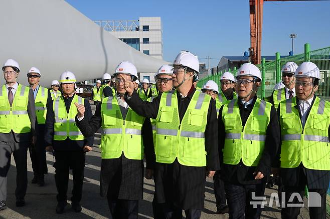 [목포=뉴시스] 박기웅 기자 = 한덕수 국무총리가 18일 오후 전남 목포시 달동 목포신항만을 방문해 김영록 전남도지사와 박홍률 목포시장, 박우량 신안군수, 발전기업 등 관계자들과 전남 해상풍력단지 조성에 사용될 풍력발전기 적치 현장을 둘러보고 있다. 2024.11.18. pboxer@newsis.com