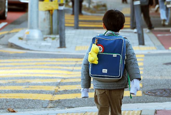 초등학생이 등교하고 있다. 기사 내용과 직접적인 연관 없음. 연합뉴스  <저작권자(c) 연합뉴스, 무단 전재-재배포, AI 학습 및 활용 금지> 연합뉴스