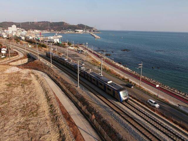 동해선 철도를 달리는 기차의 모습. 국가철도공단