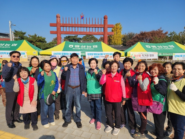 배연서 팽성농협 조합장(앞줄 왼쪽서 세번째)과 직거래장터 판매 봉사자들이 농산물 판매에 힘쓸 것을 다짐하고 있다.