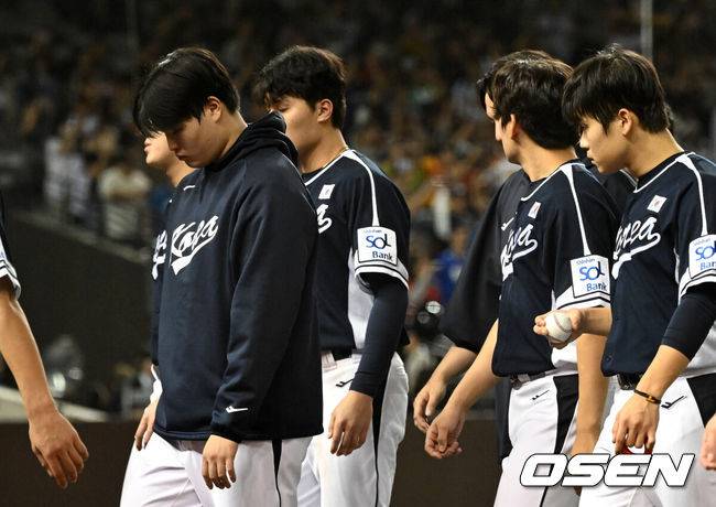 [OSEN=타이베이(대만), 이대선 기자] 한국 야구대표팀이 또 다시 일본의 벽을 넘지 못했다.&nbsp;류중일 감독이 이끄는 한국 야구대표팀은 15일 대만 타이베이 타이베이돔에서 열린 2024 WBSC 프리미어12 B조 조별예선 일본과의 3차전에서 3-6으로 패했다.경기 후 야구대표팀이 관중석을 향해 인사 후 그라운드를 빠져 나가고 있다. 2024.11.15 /sunday@osen.co.kr