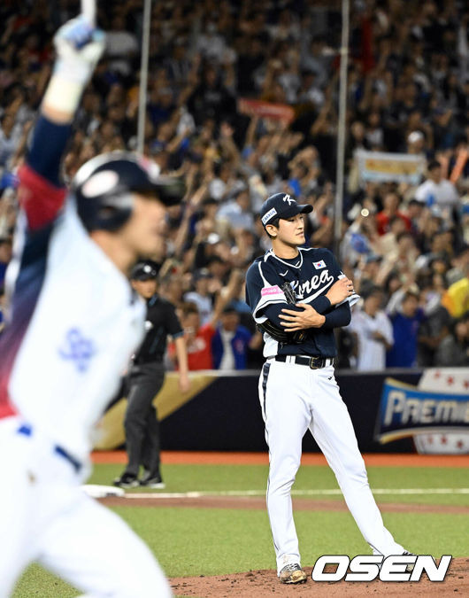 [OSEN=타이베이(대만), 이대선 기자] 13일 오후 대만 타이베이돔에서 세계야구소프트볼연맹(WBSC) 프리미어12 2024 B조 1차전 대한민국과 대만의 경기가 열렸다.대한민국은 1차전 선발투수로 고영표, 대만은 린위민을 내세웠다.2회말 2사 만루 대만 천천웨이가 한국 고영표를 상대로 만루홈런을 날린 뒤 그라운드를 돌고 있다. 아쉬워하는 고영표. 2024.11.13 /sunday@osen.co.kr