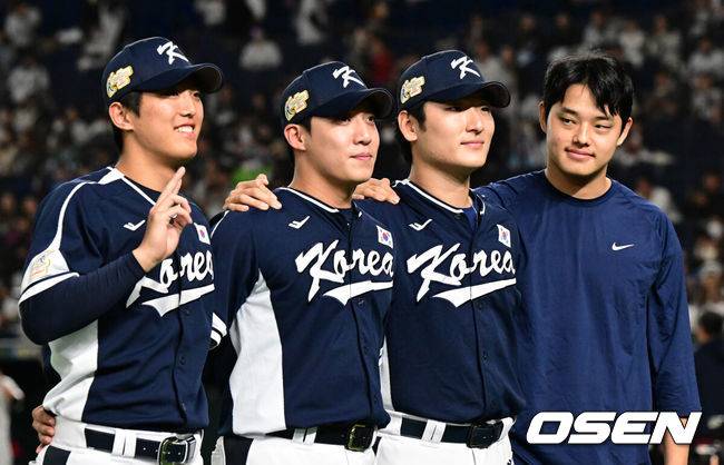 [OSEN=도쿄, 지형준 기자] 한국야구대표팀이 숙적 일본과 연장 10회 승부치기 접전 끝에 아쉽게 졌다. 다 잡은 승리를 놓쳤지만 한국 야구의 미래를 확인한 대회였다.&nbsp;류중일 감독이 이끄는 한국야구대표팀은 19일 일본 도쿄돔에서 열린 2023 아시아프로야구챔피언십(APBC) 일본과의 결승전을 연장 10회 승부치기 끝에 3-4로 역전패했다. 승부치기에서 10회초 윤동희의 적시타로 1점을 먼저 냈지만 10회말 2점을 내주며 아깝게 역전패했다.&nbsp;경기를 마치고 이번 대회 선발로 나선 이의리, 원태인, 곽빈, 문동주가 기념 촬영을 하고 있다. 2023.11.19 / jpnews.osen.co.kr