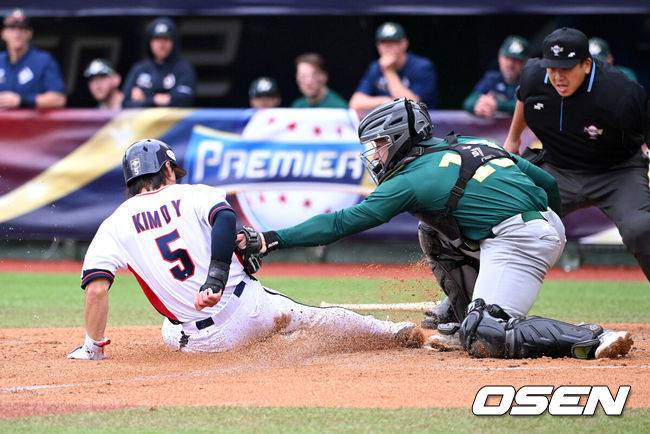 [OSEN=타이베이(대만), 이대선 기자] 18일 오후 대만 타이베이 티엔무야구장에서 세계야구소프트볼연맹(WBSC) 프리미어12 2024 B조 대한민국과 호주의 경기가 열렸다.대한민국은 5차전 선발투수로 고영표, 호주는 티모시 애서튼을 내세웠다.3회말 1사 2루에서 한국 문보경의 내야안타 때 홈으로 쇄도한 2루주자 김도영이 아웃되고 있다. 2024.11.18 /sunday@osen.co.kr