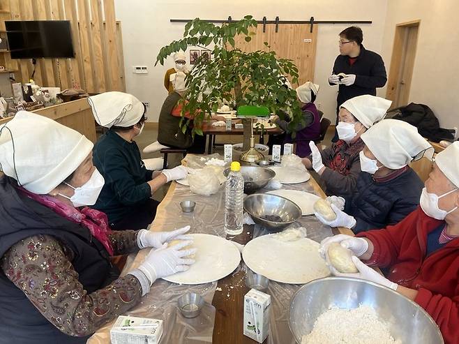 위로약방에서 일하는 할머니들이 ‘영월 쑥쉘’을 만들고 있다. 한은경 대표 제공